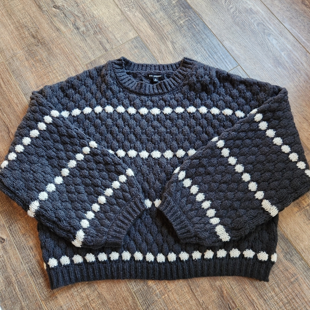 Boutique Balloon Sleeve Sweater Size Small in Dark Grey/Cream